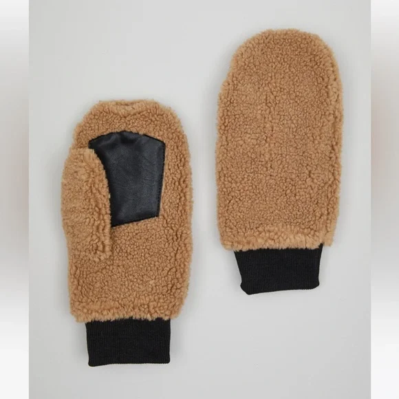Intrend by Max Mara Plush Effect Mittens Size: OS New Fall / Winter Color: Camel - Picture 1 of 10